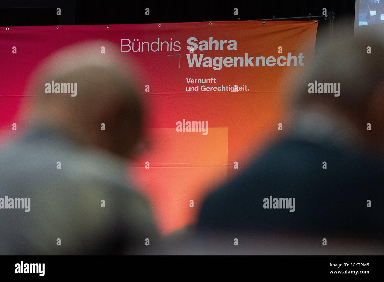Bautzen, Deutschland. September 2025. Das Logo der Allianz Sahra Wagenknecht – Vernunft und Gerechtigkeit (BSW) ist auf einem Banner auf der 4. Landesparteikonferenz des BSW Sachsen-Landesverbandes zur Wahl des neuen Landesvorstands in der Stadthalle Krone zu sehen. Quelle: Paul Glaser/dpa/Alamy Live News Stockfoto