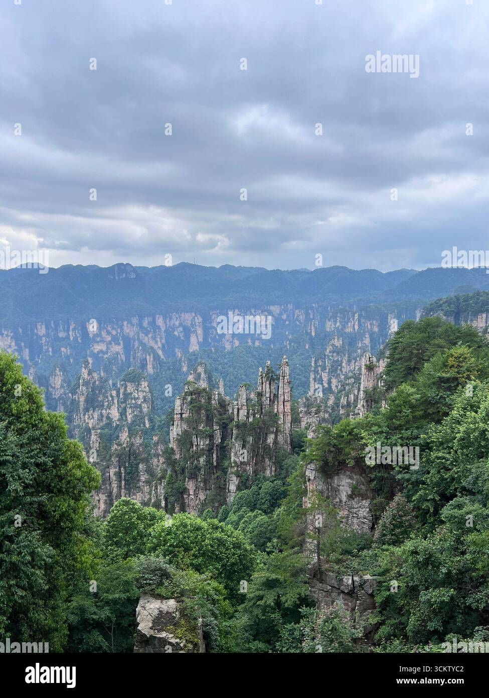 Wo Berge in perfekter Harmonie auf den Himmel treffen Stockfoto