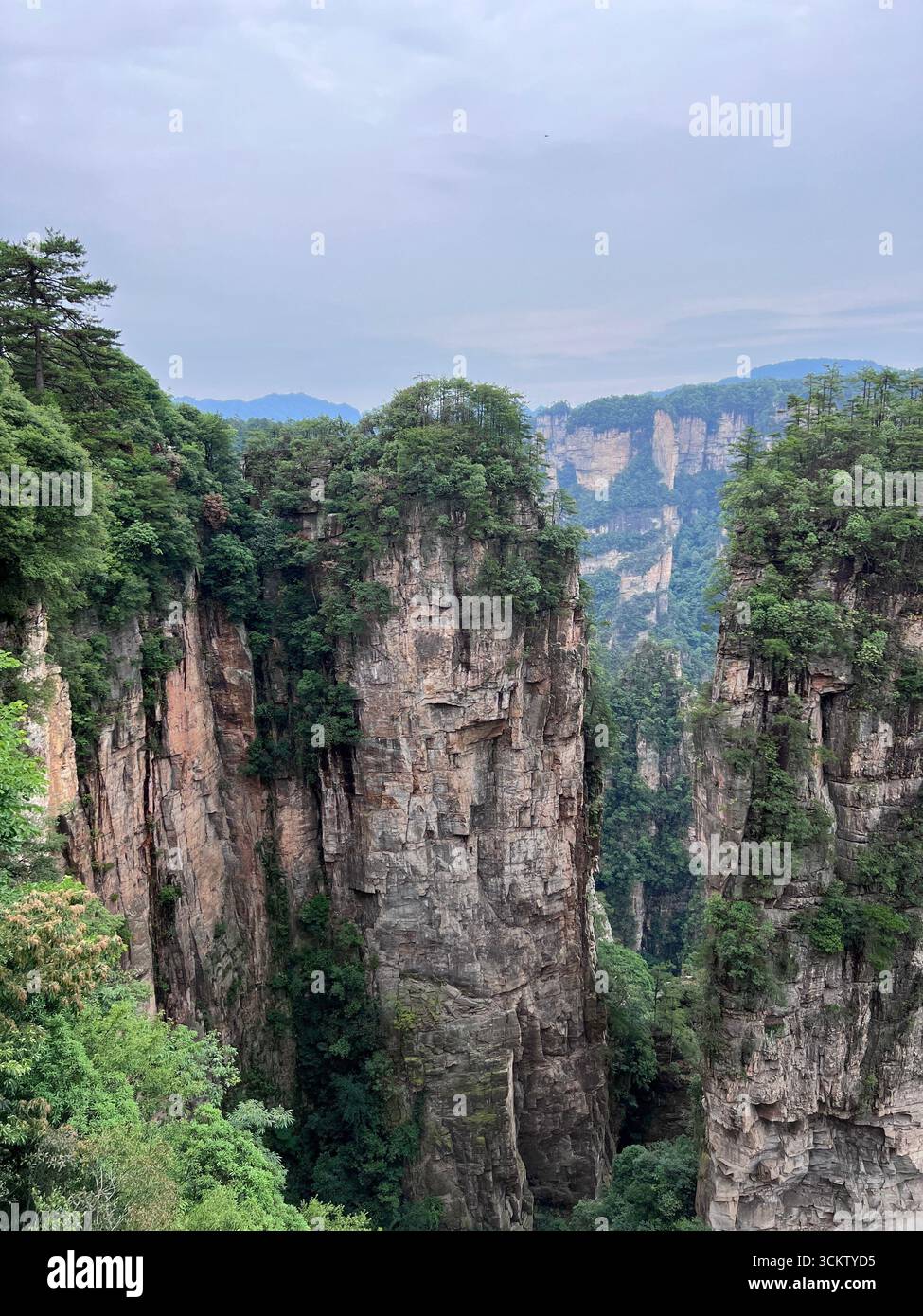 Wo Berge in perfekter Harmonie auf den Himmel treffen Stockfoto