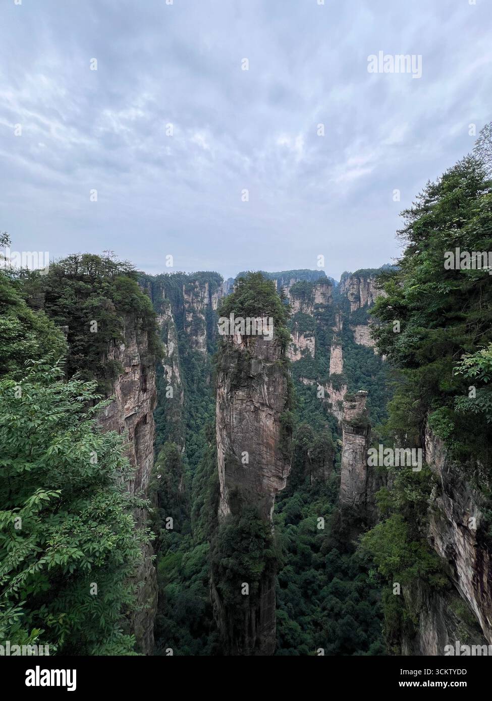 Wo Berge in perfekter Harmonie auf den Himmel treffen Stockfoto