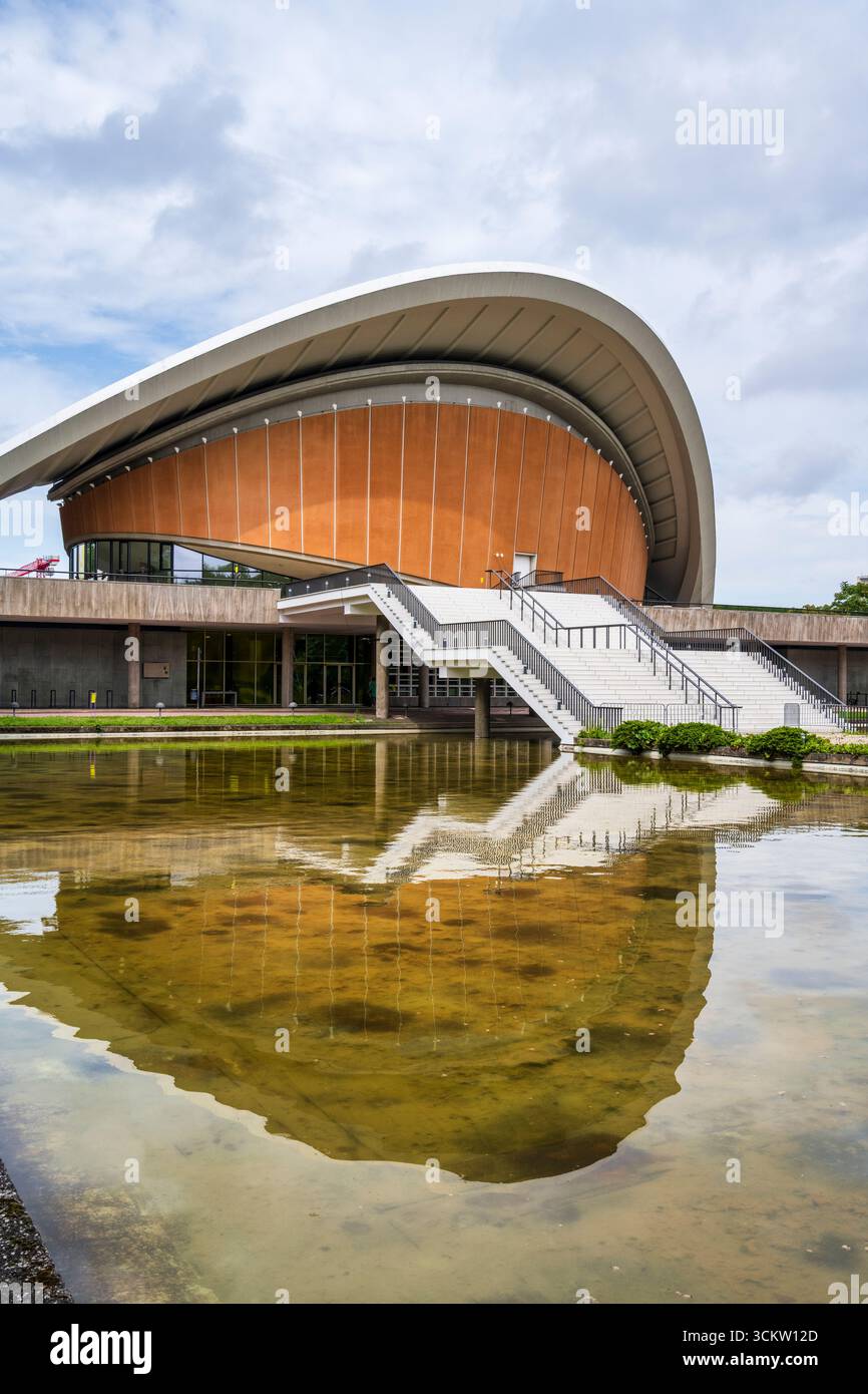 Haus der Kulturen der Welt, internationaler Raum für zeitgenössische Kunst, in Mitte, Berlin, Deutschland Stockfoto Haus der Kulturen der Welt, internationaler Raum für zeitgenössische Kunst, in Mitte, Berlin, Deutschland Stockfoto