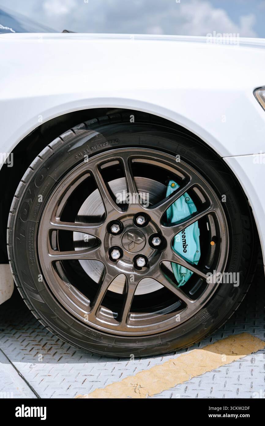 Weißer Mitsubishi Evo 9 auf einer städtischen Straße Stockfoto