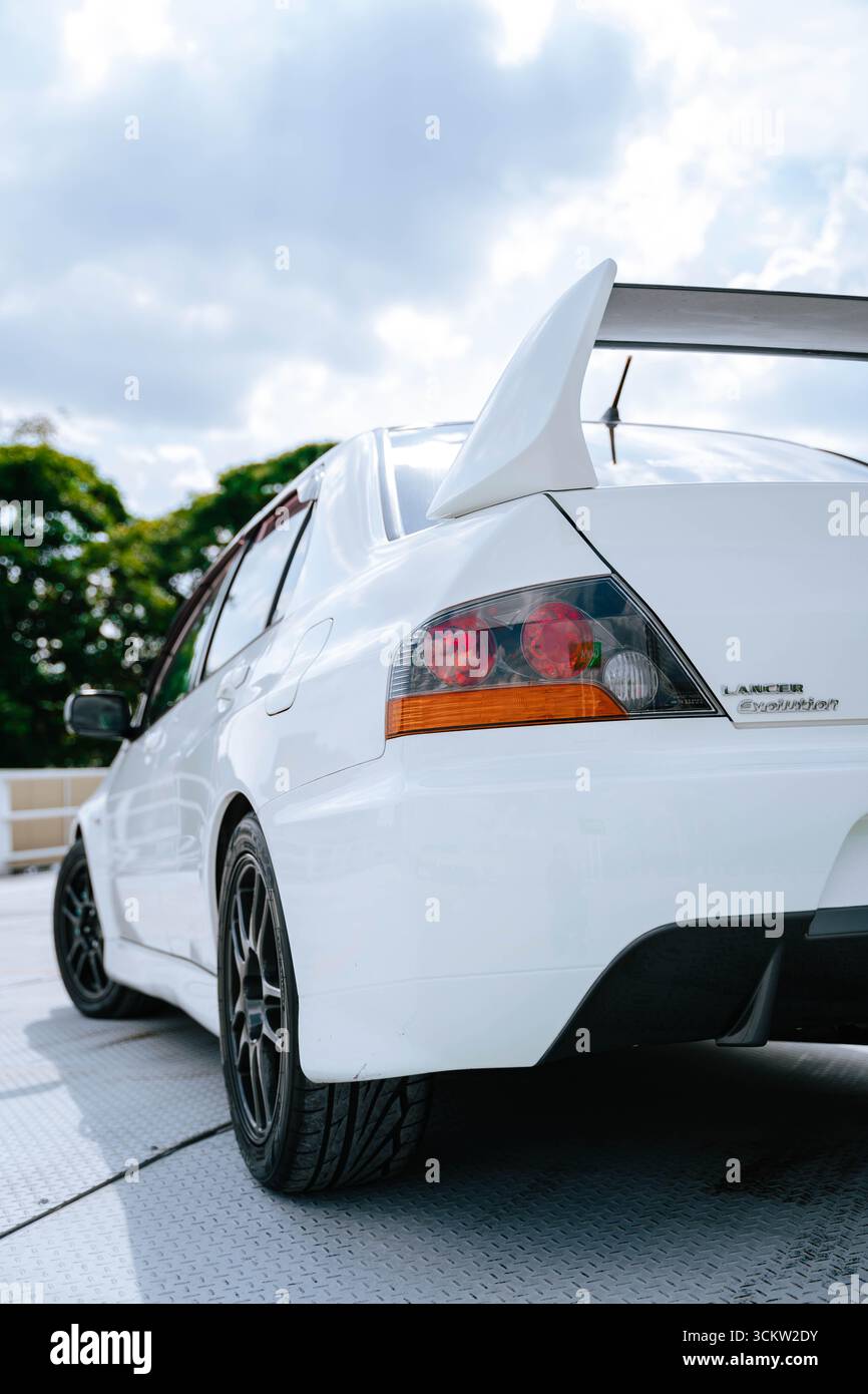 Weißer Mitsubishi Evo 9 auf einer städtischen Straße Stockfoto