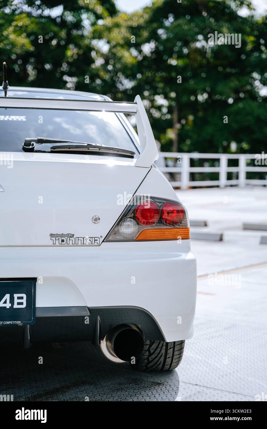 Weißer Mitsubishi Evo 9 auf einer städtischen Straße Stockfoto