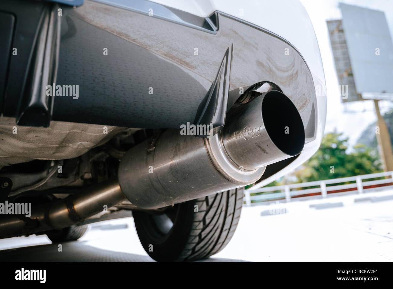Weißer Mitsubishi Evo 9 auf einer städtischen Straße Stockfoto