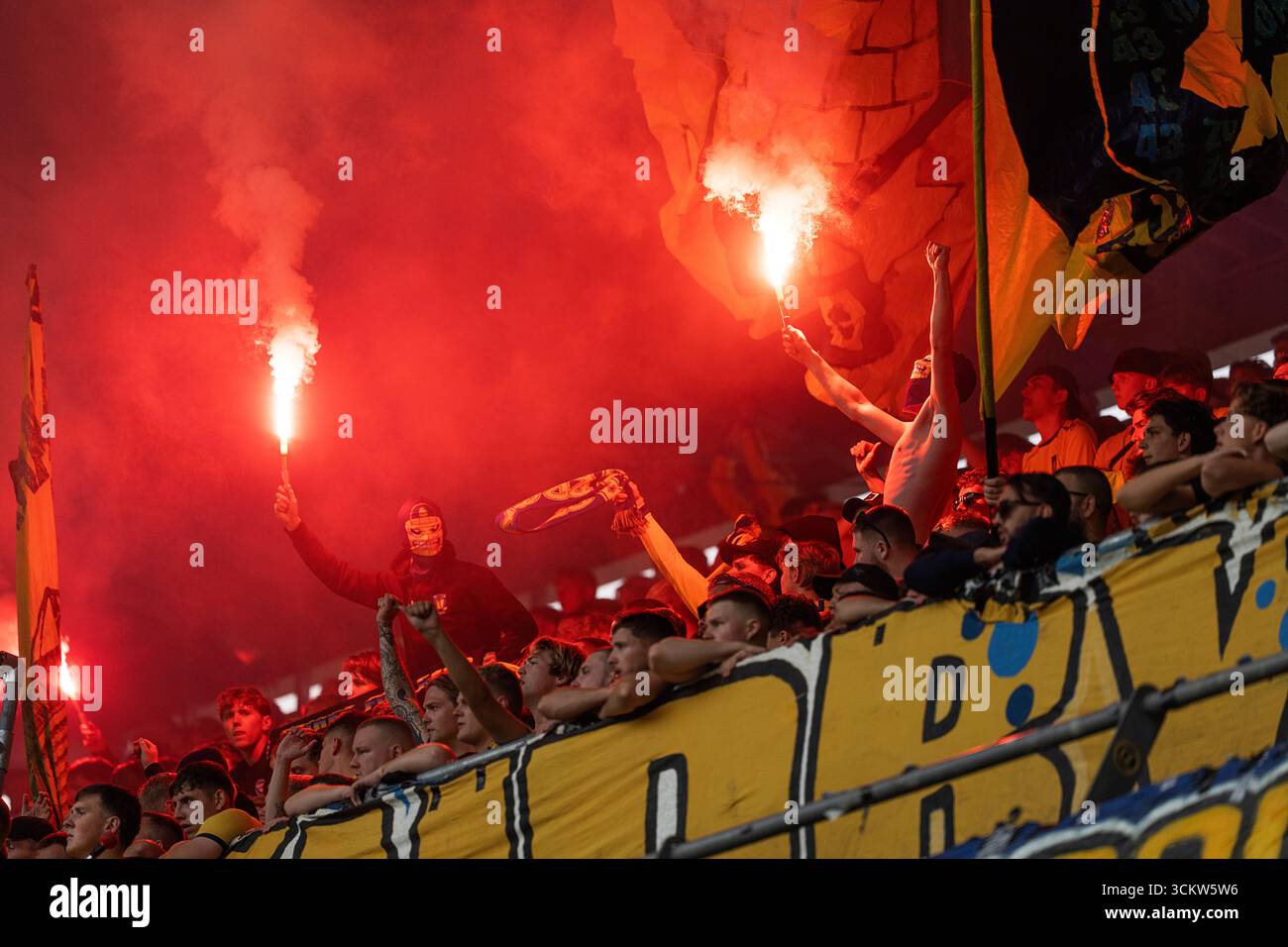 Brondby, Dänemark. September 2025. Broendby Fans mit römischen Kerzen während des Super League-Spiels zwischen Broendby IF und dem FC Copenhagen am Samstag, den 13. September 2025, im Broendby Stadium. (Foto: Claus Bech /Ritzau Scanpix) Credit: Ritzau/Alamy Live News Stockfoto