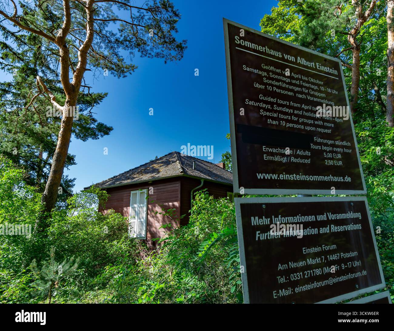 Informationsschild im Albert Einstein Sommerhaus in Caputh, Brandenburg, Deutschland, im Sommer von Wald umgeben. Stockfoto