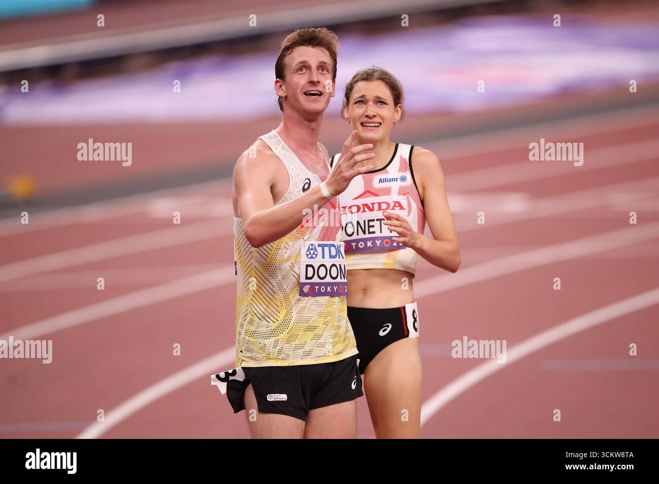 Alexander Doom (BEL) und Helena Ponette (BEL) warten auf die Nachricht, dass sie am Samstag, den 13. September 2025, bei der Leichtathletik-Weltmeisterschaft 2025 im Nationalstadion in Tokio Bronze in der 4x400-Meter-Mischstaffel gewonnen haben. (Foto: Pat Scaasi | MI News) Credit: MI News & Sport /Alamy Live News Stockfoto