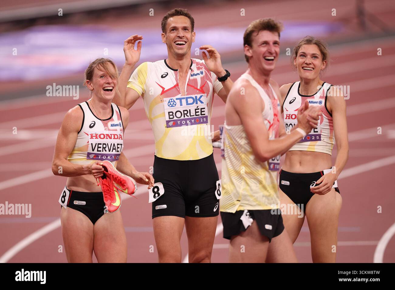 Alexander Doom (BEL) mit Helena Ponette (BEL), Dylan Borlee (BEL) und Imke Vervaet (BEL) lernen, dass sie am Samstag, den 13. September 2025, die Leichtathletik-Weltmeisterschaft 2025 im Nationalstadion Tokio in der 4x400-Meter-Mischstaffel Bronze gewonnen haben. (Foto: Pat Scaasi | MI News) Credit: MI News & Sport /Alamy Live News Stockfoto