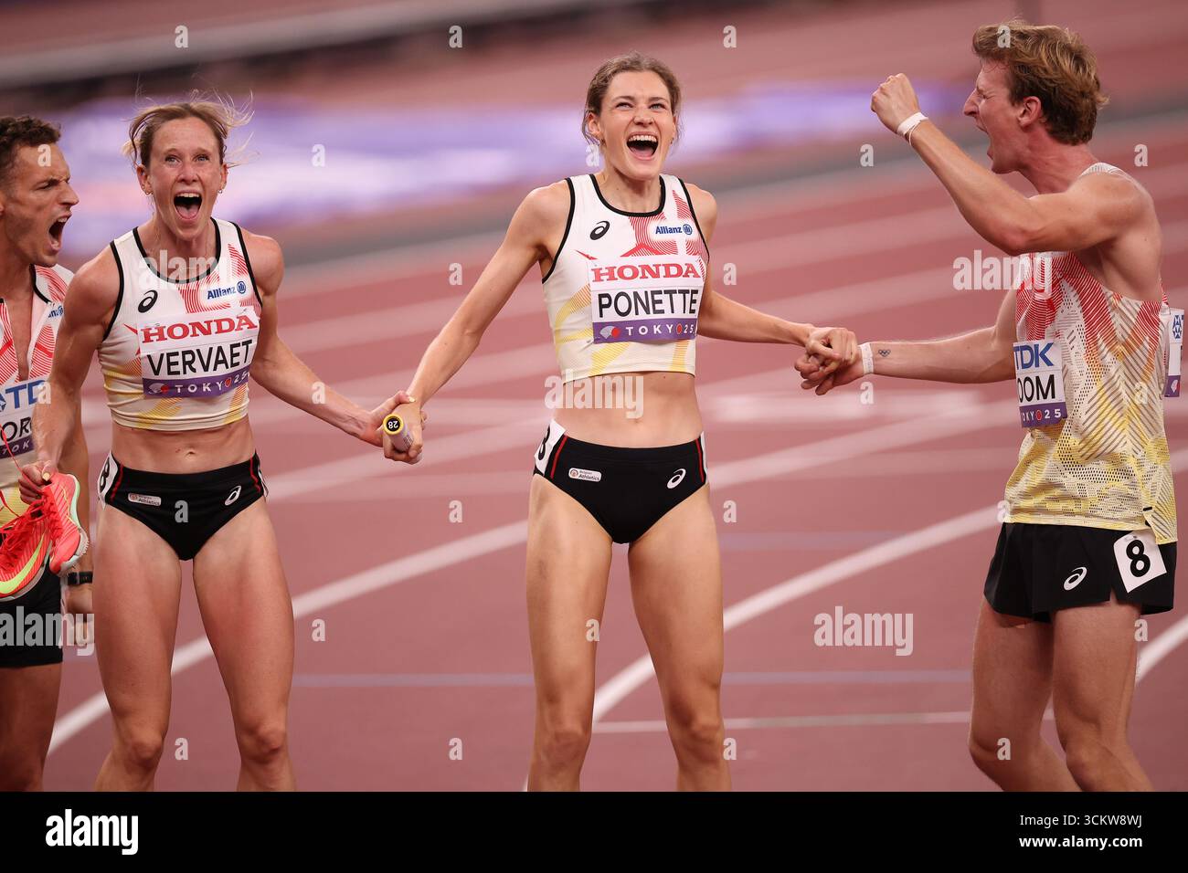 Alexander Doom (BEL) mit Helena Ponette (BEL), Dylan Borlee (BEL) und Imke Vervaet (BEL) lernen, dass sie am Samstag, den 13. September 2025, die Leichtathletik-Weltmeisterschaft 2025 im Nationalstadion Tokio in der 4x400-Meter-Mischstaffel Bronze gewonnen haben. (Foto: Pat Scaasi | MI News) Credit: MI News & Sport /Alamy Live News Stockfoto