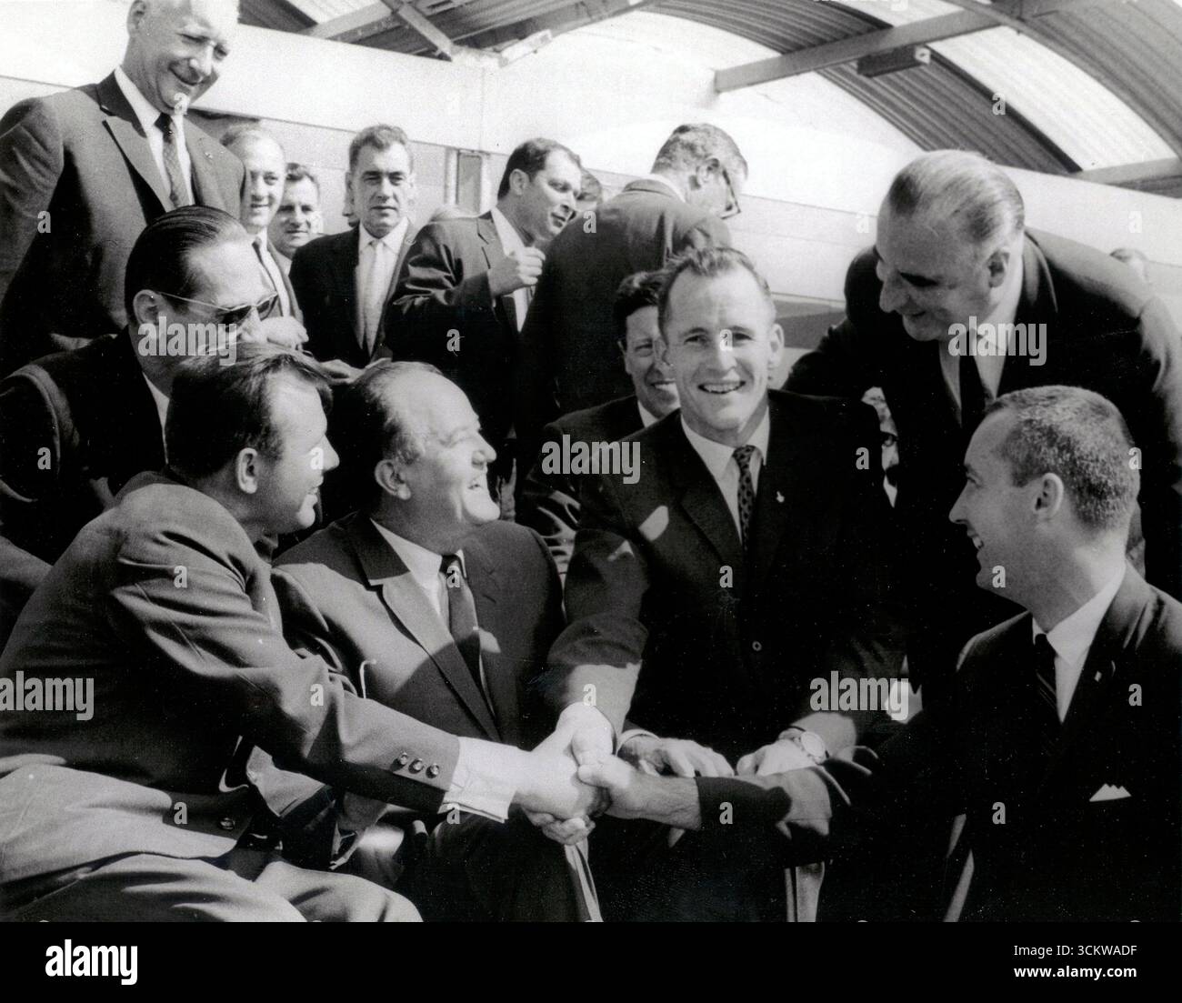 PARIS, FRANKREICH - 19. Juni 1965 - der sowjetische Kosmonaut Juri Gagarin (Mitte) schüttelt die Hand mit den Gemini-4-Astronauten der NASA, Edward H White II und James McDivitt auf der Internationalen Luftfahrtschau in Paris im Juni 1965. Dieses erste Treffen zwischen Gagarin und den Gemini 4 Astronauten fand kurz nach Abschluss der Gemini 4-Mission statt, bei der White die erste amerikanische EVA aufführte. Yuri Gagarin erlangte Bekanntheit als erster Mensch, der im Weltraum und in der Umlaufbahn der Erde flog. Auf dem Bild (sitzen) sind auch Vizepräsident Hubert Humphrey und (stehender) französischer Ministerpräsident Georges Pompidou zu sehen – Foto: Geopix/NASA Stockfoto