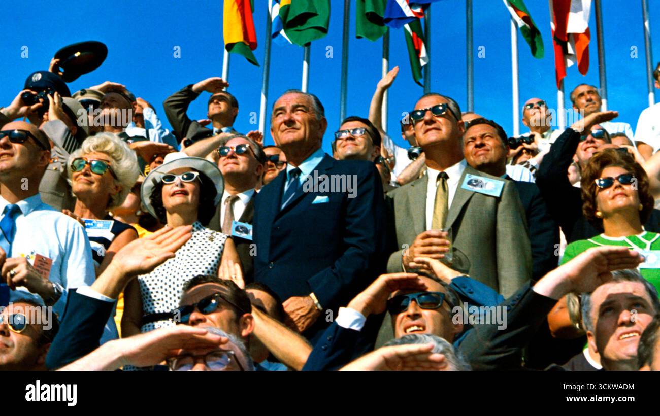 KENNEDY SPACE CENTER, FLORIDA, USA - 16. Juli 1969 - US-Vizepräsident Spiro Agnew und ehemaliger Präsident Lyndon B Johnson sehen sich den historischen Start der Apollo 11 Saturn V Rakete vom Launch Pad 39A im Kennedy Space Center, Florida, USA um 9:32 Uhr EDT an - Foto: Geopix/NASA Stockfoto