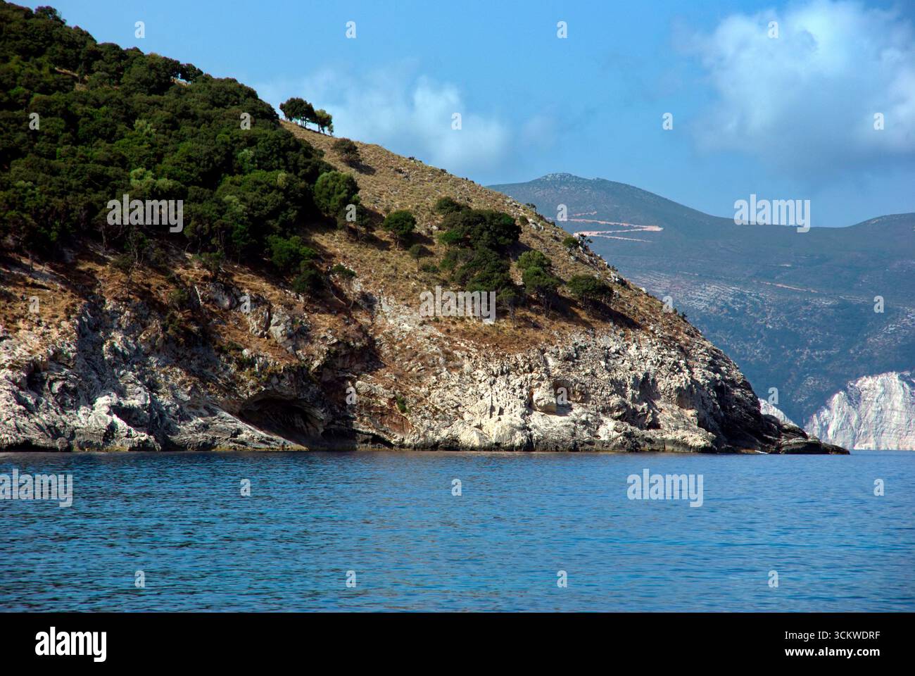 la costa rocciosa nei pressi di Myrtos Beach a Cefalonia Stockfoto