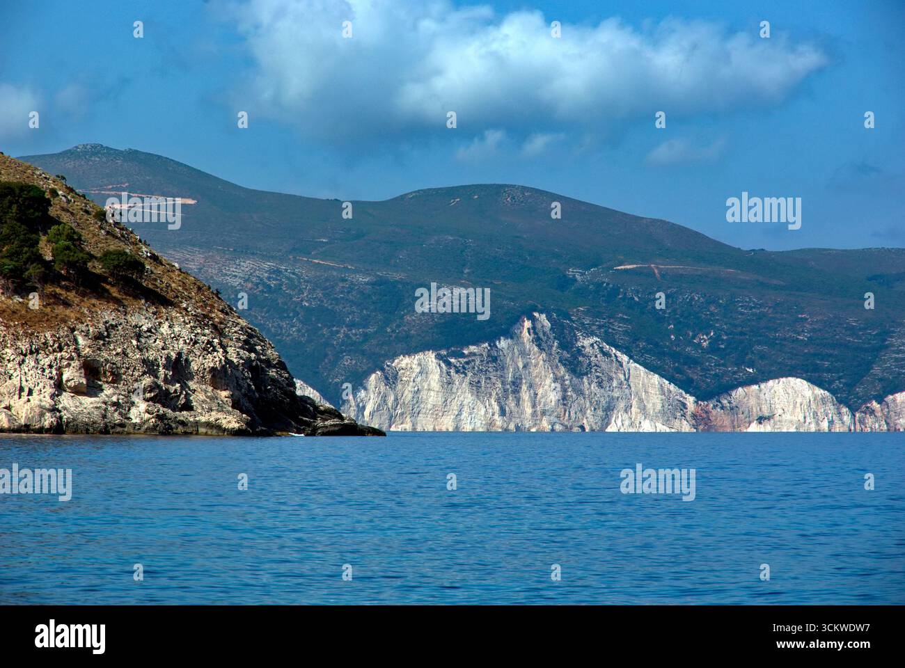 la costa rocciosa nei pressi di Myrtos Beach a Cefalonia Stockfoto