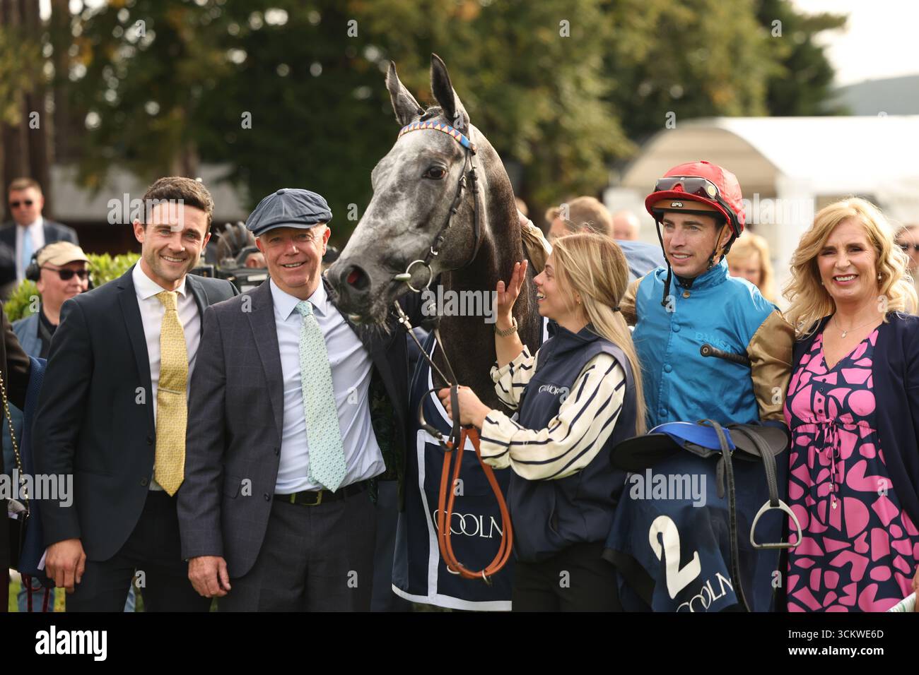 Trainer Karl Burke (2. Links) mit Jockey James Doyle, nachdem er mit dem Fallen Angel in den Coolmore America Matron Stakes auf der Leopardstown Racecourse in Dublin, Irland, gewonnen hatte. Bilddatum: Samstag, 13. September 2025. Stockfoto