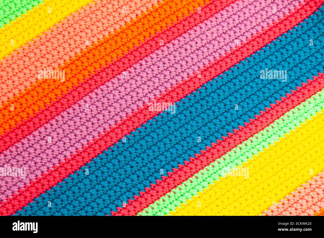 Mehrfarbiges Strickmaterial aus Baumwolle mit handgefertigten geraden Nähten. Stockfoto