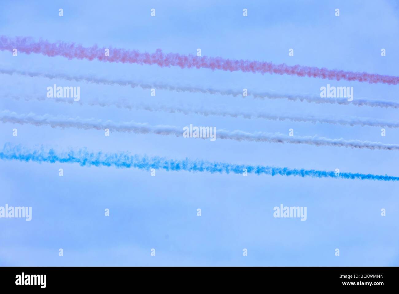 Smoke Trails von The Red Arrows, Aerobatic Team, während ihrer Auftritte beim International Ayr Show Festival von FL.ight, Schottland, Großbritannien. Stockfoto