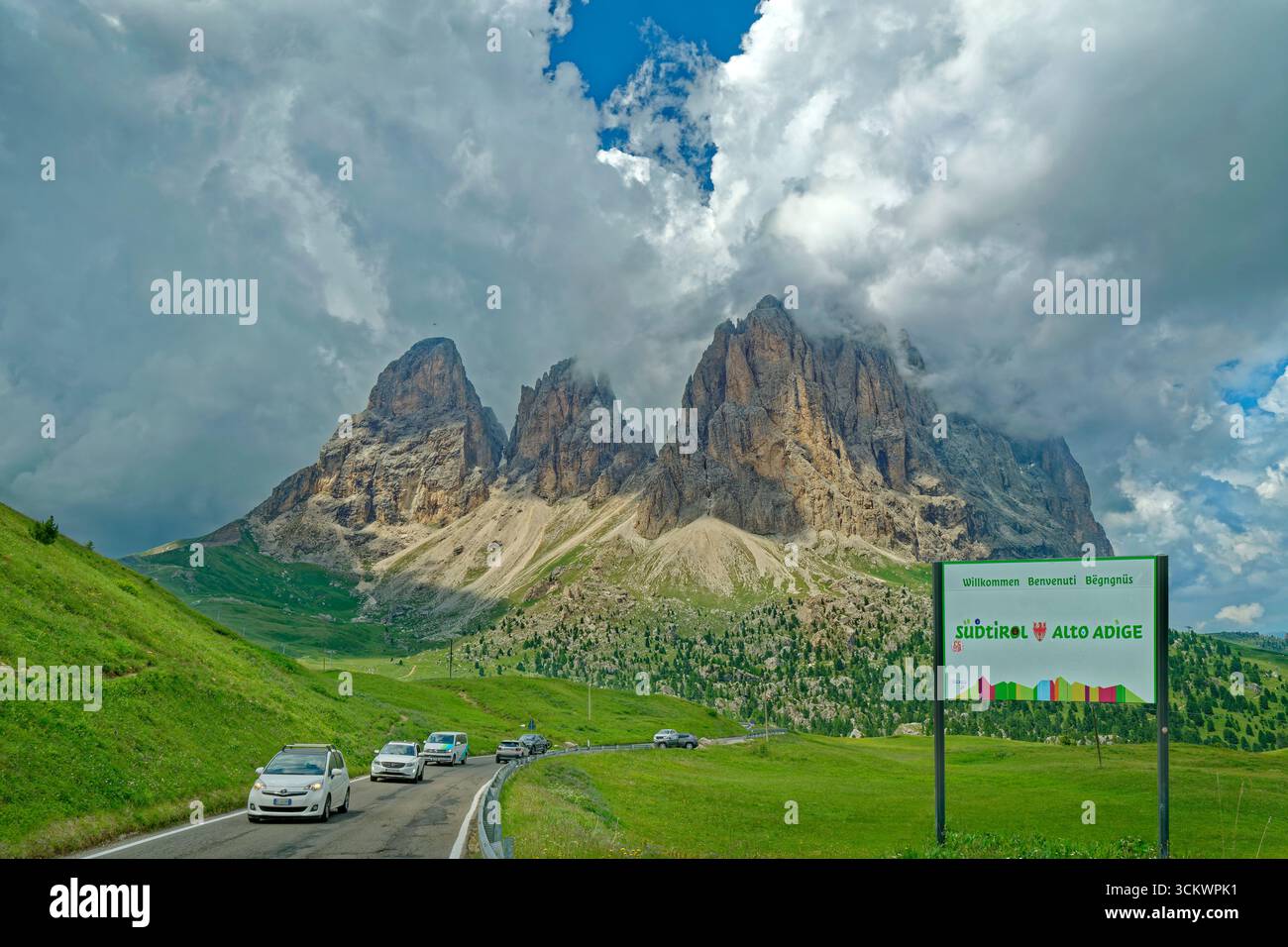 Der Verkehr nähert sich dem Sellapass in den Dolomiten Norditaliens. Stockfoto