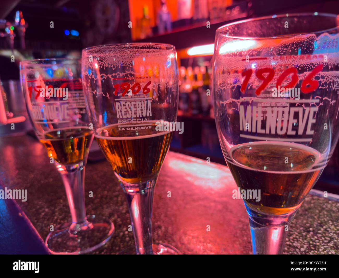 Drei 1906, Milnueve, Estrella de Galicia, Bier im Glas in La Via lactea, Calle de Velarde, Malasaña, Madrid, Spanien Stockfoto