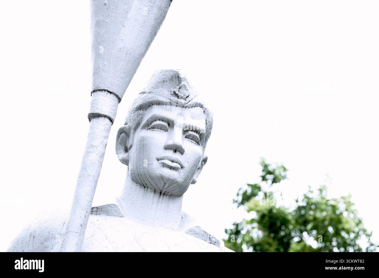 Die Fassade dieses historischen Gebäudes ist mit farbigen Details versehen und stellt einen Charakter, ein Tier oder eine Blume dar. Spielt in Hanoi, Vietnam, Asien Stockfoto