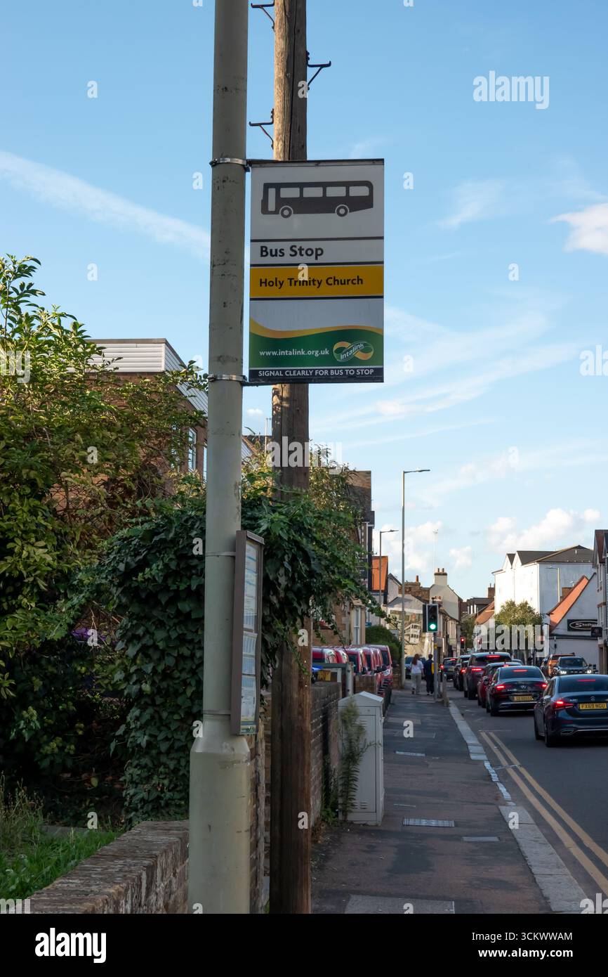 Ein Schild mit einer Bushaltestelle weist auf die Lage außerhalb der Holy Trinity Church in Bishops Stortford, Hertfordshire, England hin. Stockfoto