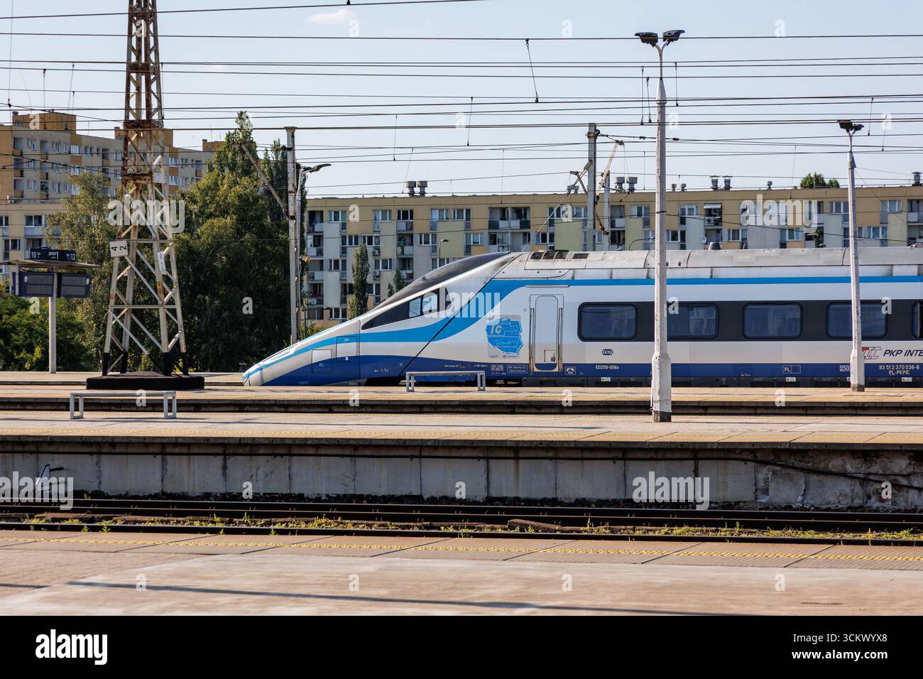 Warschau, Polen - 14. August 2025: Express InterCity Premium Zug auf dem Warschauer Ostbahnhof in Warschau Stockfoto