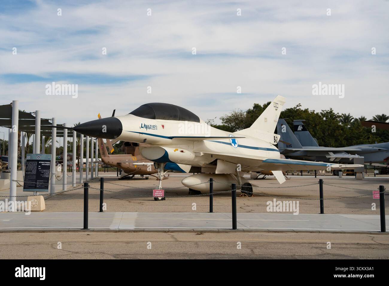 Hatzerim, Israel - 14. Januar 2024: Ein Lavi-Flugzeugprototyp wird im israelischen Luftwaffenmuseum ausgestellt. Stockfoto Hatzerim, Israel - 14. Januar 2024: Ein Lavi-Flugzeugprototyp wird im israelischen Luftwaffenmuseum ausgestellt. Stockfoto