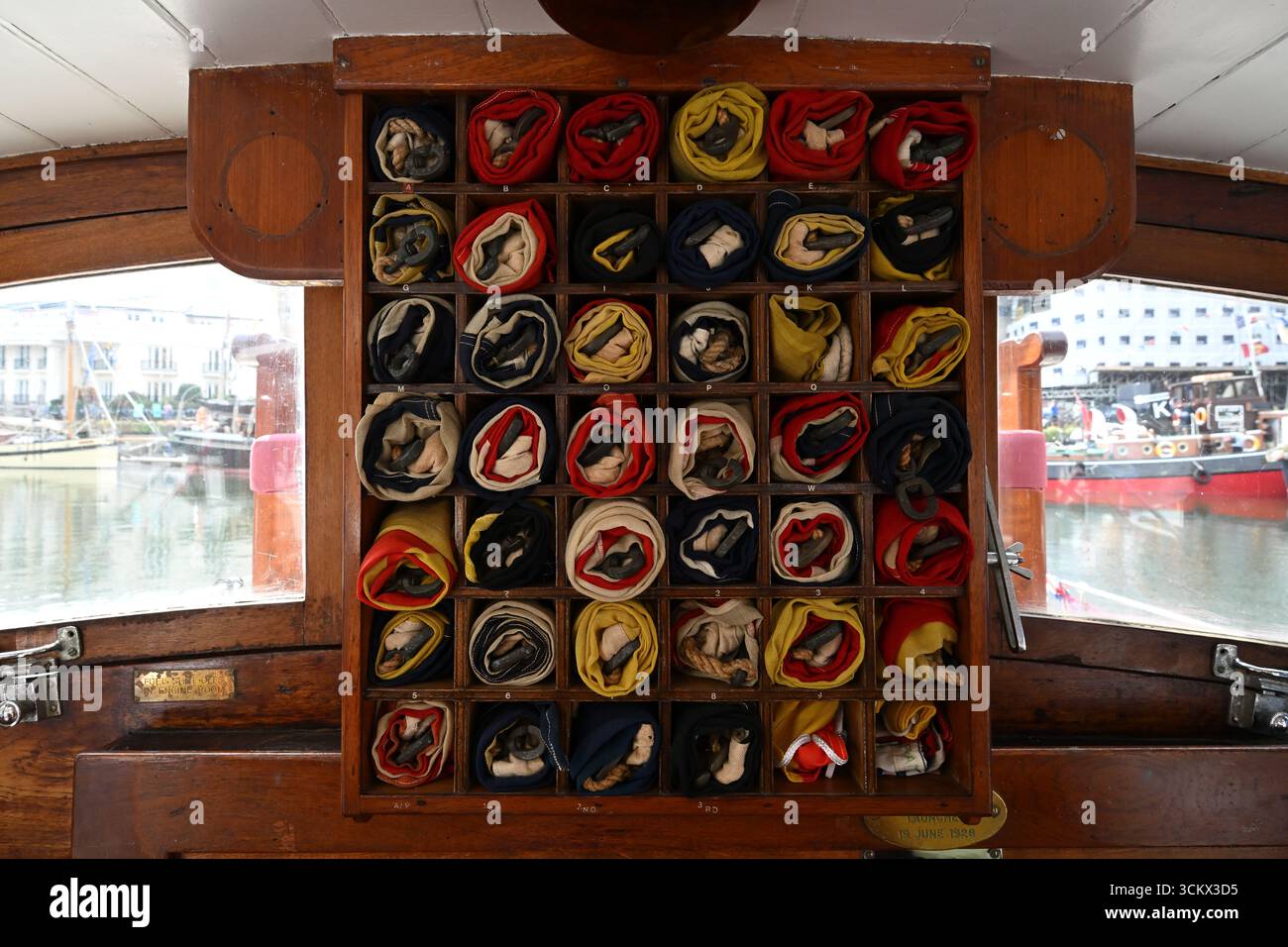 Originale Signalflaggen, die in Dunkirk an Bord von Brown Owl – einem kleinen Dunkirk Schiff, das im St Katherine's Dock London für das Classic Boat Festival vor Anker gebracht wurde Stockfoto