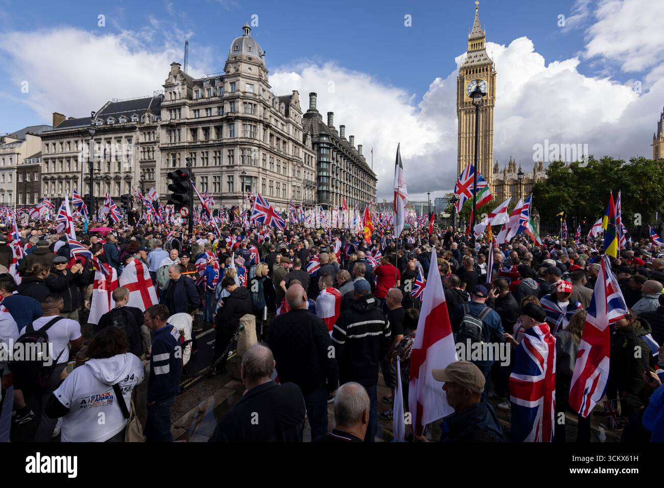 UK. September 2025. Das Bild zeigt Tommy Robinson-Anhänger, die an einem rechtsextremen Protest in Whitehall teilnahmen, wo mehr als 110.000 Teilnehmer der Veranstaltung „Unite the Kingdom“ am Samstag, den 13. September in London demonstrierten. Westminster, Central London, England, Vereinigtes Königreich 13. September 2025 Credit: Jeff Gilbert/Alamy Live News Stockfoto