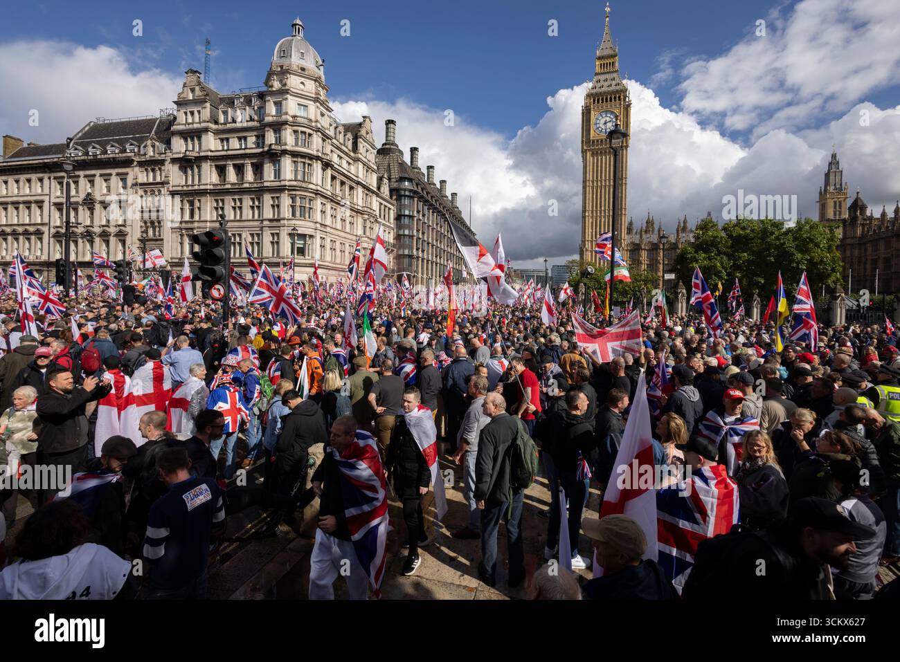 UK. September 2025. Das Bild zeigt Tommy Robinson-Anhänger, die an einem rechtsextremen Protest in Whitehall teilnahmen, wo mehr als 110.000 Teilnehmer der Veranstaltung „Unite the Kingdom“ am Samstag, den 13. September in London demonstrierten. Westminster, Central London, England, Vereinigtes Königreich 13. September 2025 Credit: Jeff Gilbert/Alamy Live News Stockfoto