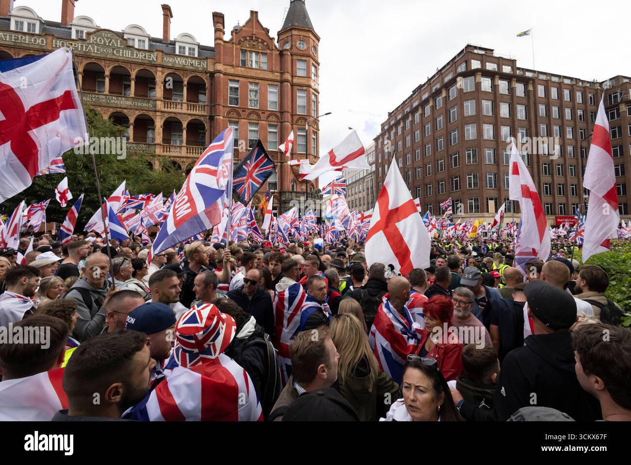 UK. September 2025. Das Bild zeigt Tommy Robinson-Anhänger, die an einem rechtsextremen Protest in Whitehall teilnahmen, wo mehr als 110.000 Teilnehmer der Veranstaltung „Unite the Kingdom“ am Samstag, den 13. September in London demonstrierten. Westminster, Central London, England, Vereinigtes Königreich 13. September 2025 Credit: Jeff Gilbert/Alamy Live News Stockfoto
