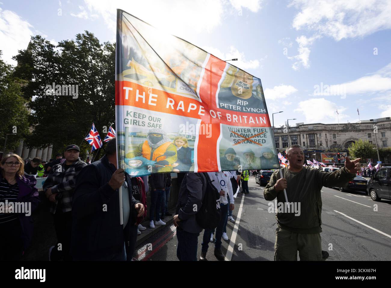 UK. September 2025. Das Bild zeigt Tommy Robinson-Anhänger, die an einem rechtsextremen Protest in Whitehall teilnahmen, wo mehr als 110.000 Teilnehmer der Veranstaltung „Unite the Kingdom“ am Samstag, den 13. September in London demonstrierten. Westminster, Central London, England, Vereinigtes Königreich 13. September 2025 Credit: Jeff Gilbert/Alamy Live News Stockfoto