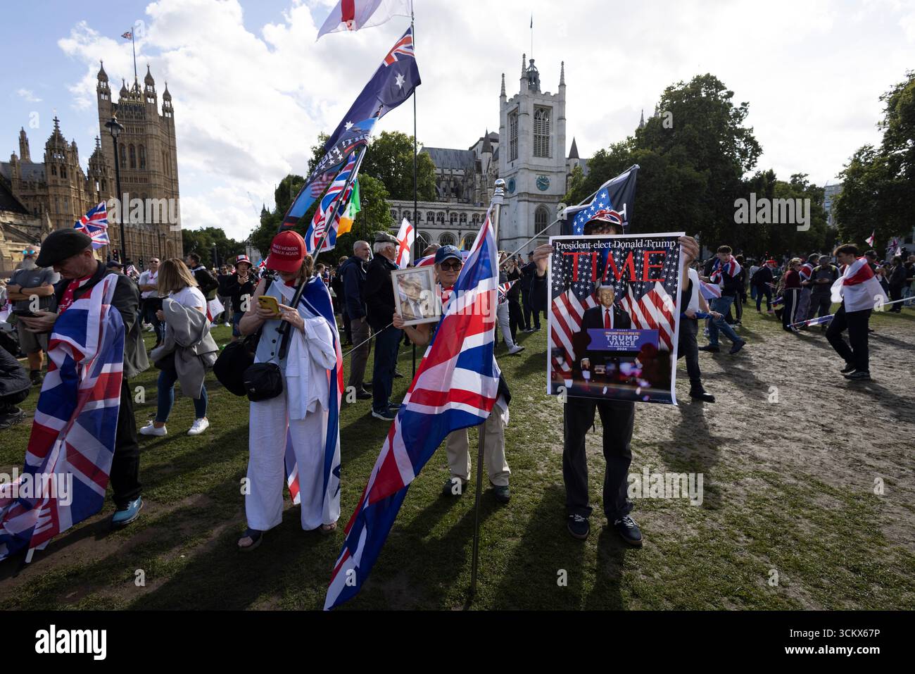 UK. September 2025. Das Bild zeigt Tommy Robinson-Anhänger, die an einem rechtsextremen Protest in Whitehall teilnahmen, wo mehr als 110.000 Teilnehmer der Veranstaltung „Unite the Kingdom“ am Samstag, den 13. September in London demonstrierten. Westminster, Central London, England, Vereinigtes Königreich 13. September 2025 Credit: Jeff Gilbert/Alamy Live News Stockfoto