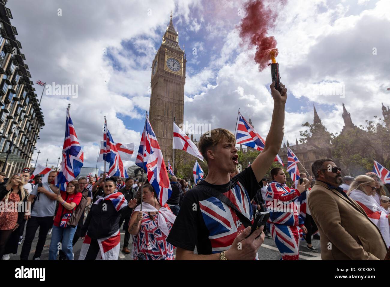 UK. September 2025. Das Bild zeigt Tommy Robinson-Anhänger, die an einem rechtsextremen Protest in Whitehall teilnahmen, wo mehr als 110.000 Teilnehmer der Veranstaltung „Unite the Kingdom“ am Samstag, den 13. September in London demonstrierten. Westminster, Central London, England, Vereinigtes Königreich 13. September 2025 Credit: Jeff Gilbert/Alamy Live News Stockfoto
