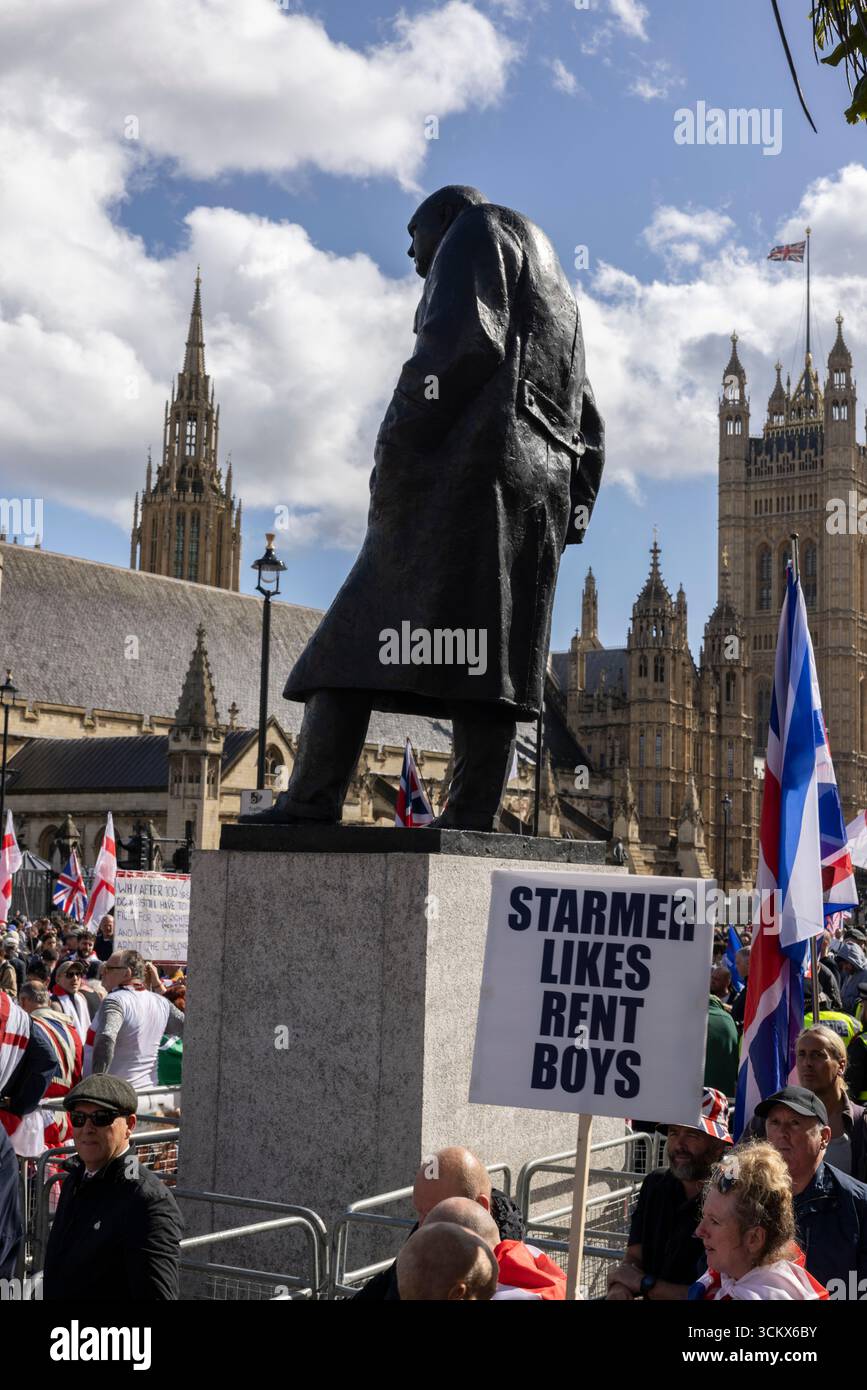 UK. September 2025. Das Bild zeigt Tommy Robinson-Anhänger, die an einem rechtsextremen Protest in Whitehall teilnahmen, wo mehr als 110.000 Teilnehmer der Veranstaltung „Unite the Kingdom“ am Samstag, den 13. September in London demonstrierten. Westminster, Central London, England, Vereinigtes Königreich 13. September 2025 Credit: Jeff Gilbert/Alamy Live News Stockfoto