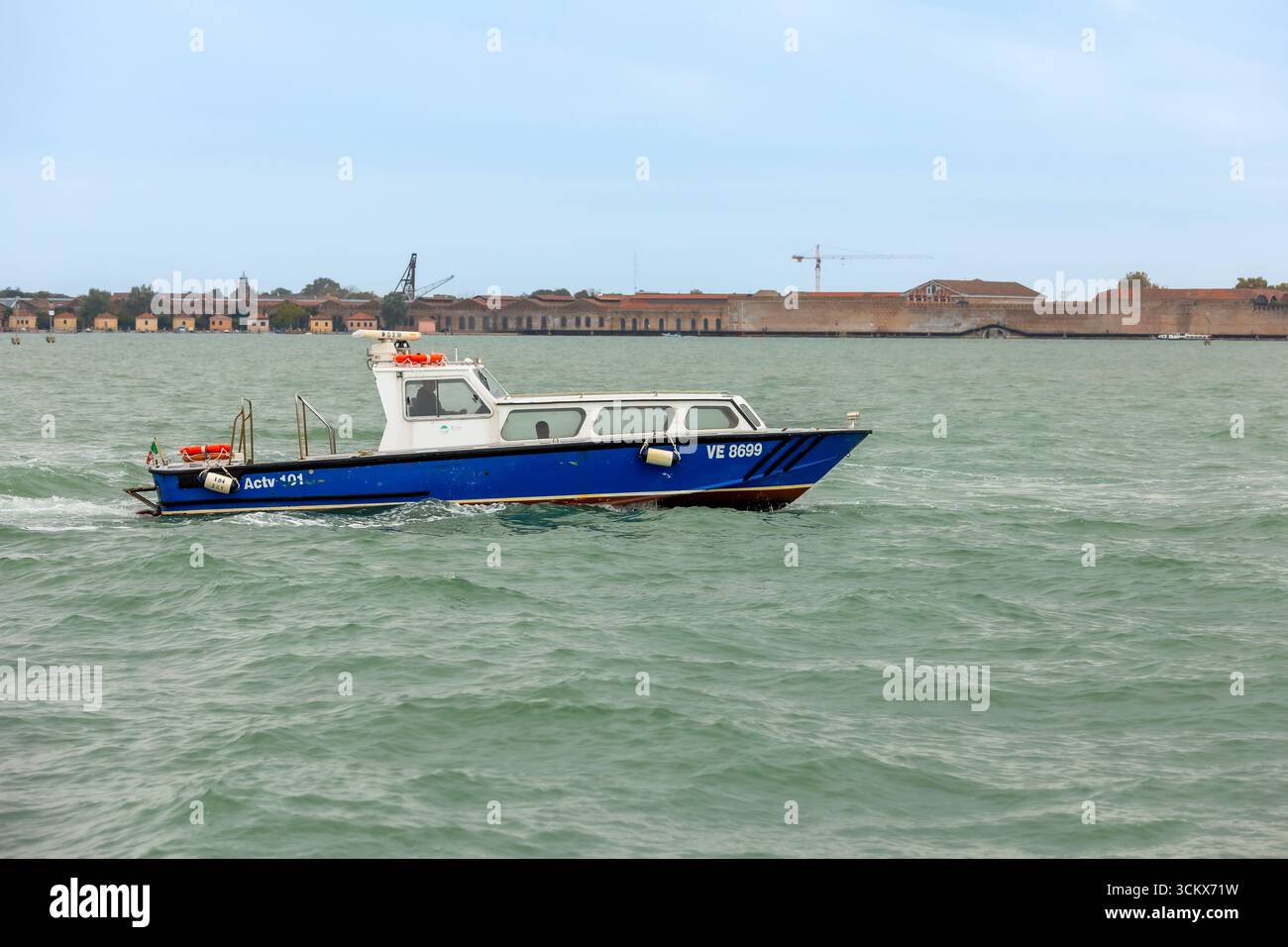 Venedig, Italien - 1. Oktober 2024: Boot und venezianische Insel im Hintergrund. Stockfoto