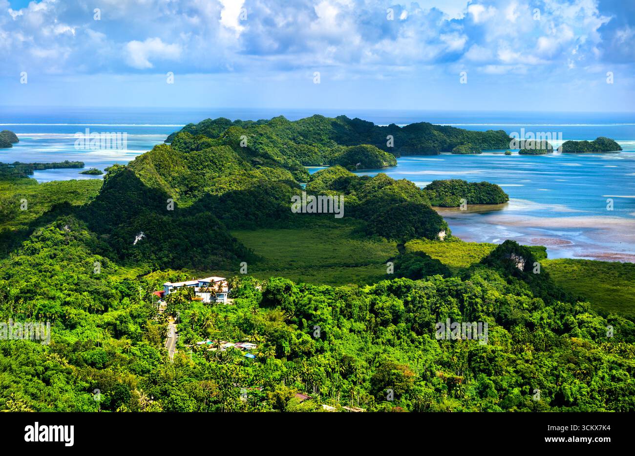 Atemberaubender Blick auf die üppige Landschaft von Airai, der Hauptinsel Palau, und den umgebenden Pazifik an einem schönen sonnigen Tag. Mikronesien, Ozeanien Stockfoto
