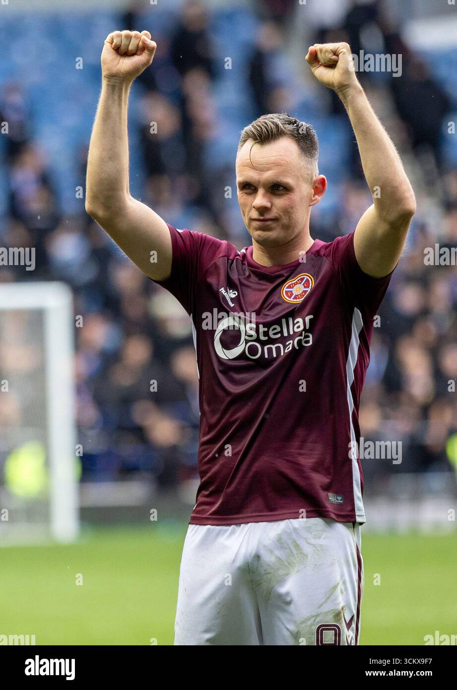 Glasgow, Großbritannien. September 2025. Die Rangers spielten Heart of Midlothian (Hearts) in einem Premiership-Spiel im Ibrox Stadium, Glasgow, Großbritannien. Das Ergebnis war die Rangers 0 - 2 Hearts of Midlothian. Lawrence Shankland, Hearts Captain, der beide Tore erzielte, würdigt den Jubel der Hearst Fans am Ende des Spiels. Quelle: Findlay/Alamy Live News Stockfoto