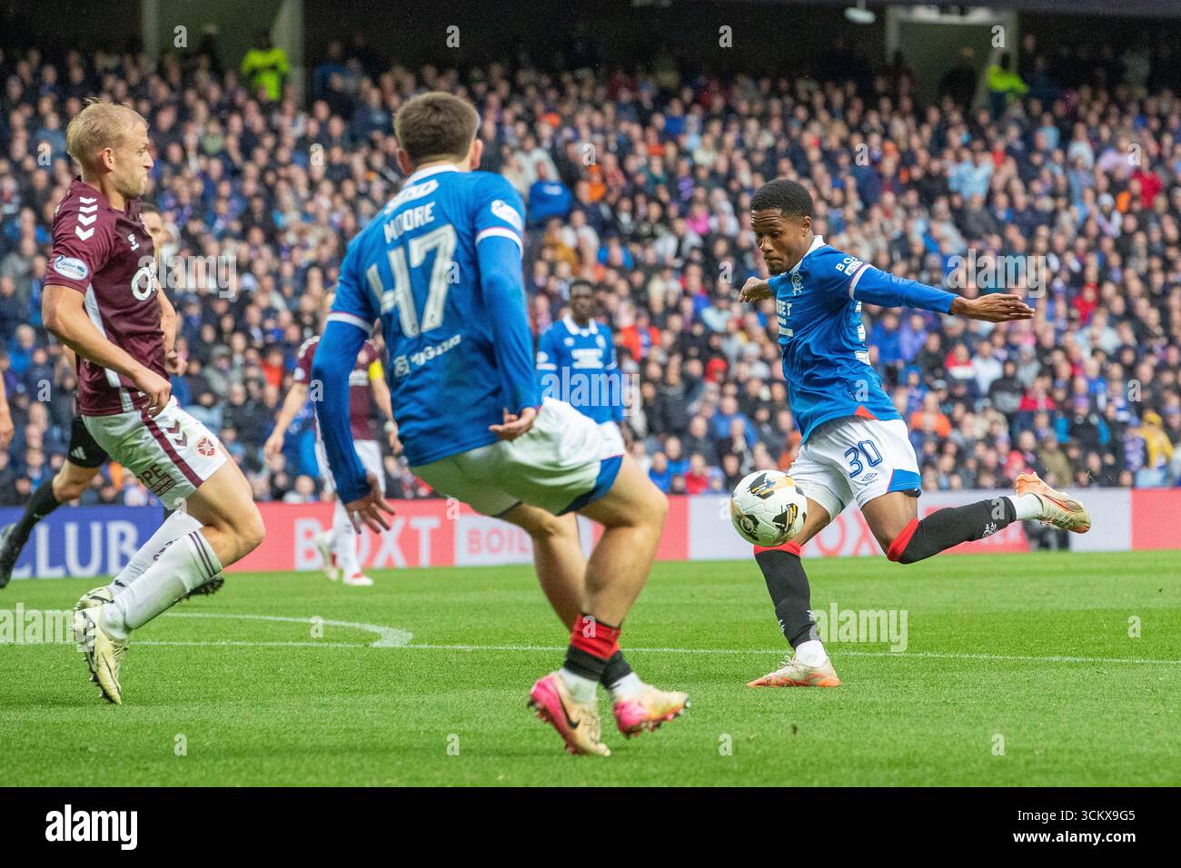Glasgow, Großbritannien. September 2025. Die Rangers spielten Heart of Midlothian (Hearts) in einem Premiership-Spiel im Ibrox Stadium, Glasgow, Großbritannien. Das Ergebnis war die Rangers 0 - 2 Hearts of Midlothian. Jayden Meghoma (R30) tritt den Ball und versucht zu schießen. Quelle: Findlay/Alamy Live News Stockfoto