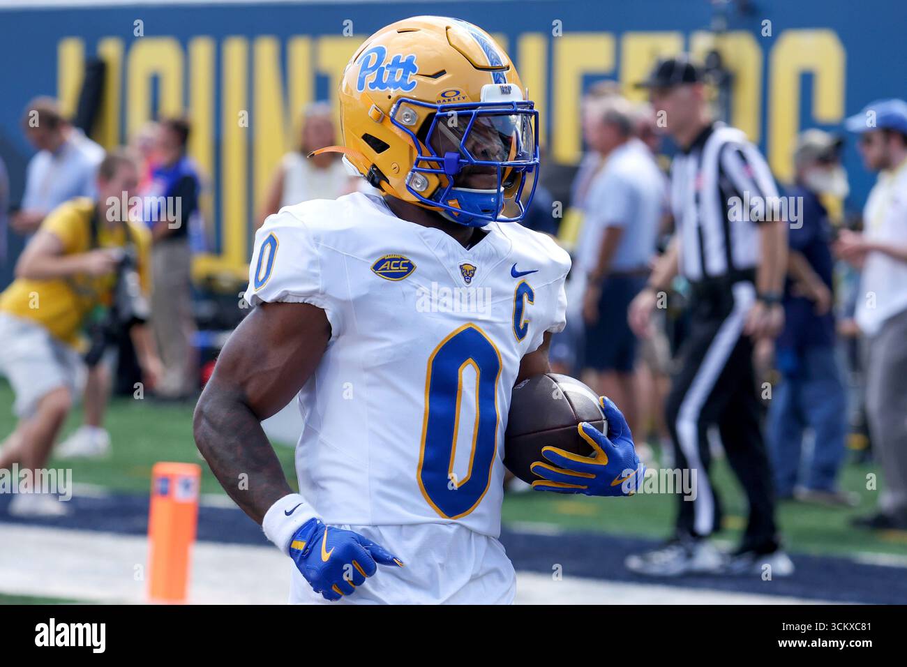 MORGANTOWN, WV - SEPTEMBER 13: Pittsburgh Panthers running back Desmond Reid (0) on the field prior to the college football game between the Pittsburgh Panthers and the West Virginia Mountaineers on September 13, 2025, at Mountaineer Field at Milan Puskar Stadium in Morgantown, WV. (Photo by Frank Jansky/Icon Sportswire) (Icon Sportswire via AP Images) Stockfoto