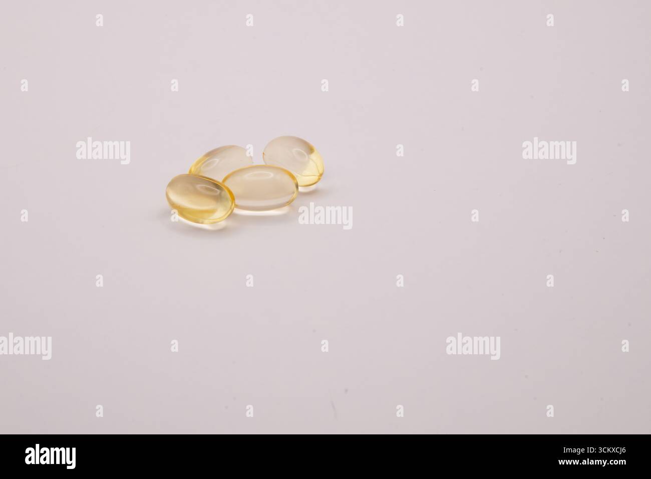 Nahaufnahme von Vitamin-E-Tabletten auf weißem Hintergrund, die Gesundheit, Ernährung, Wellness, Nahrungsergänzungsmittel, und Gesundheitskonzepte. Stockfoto