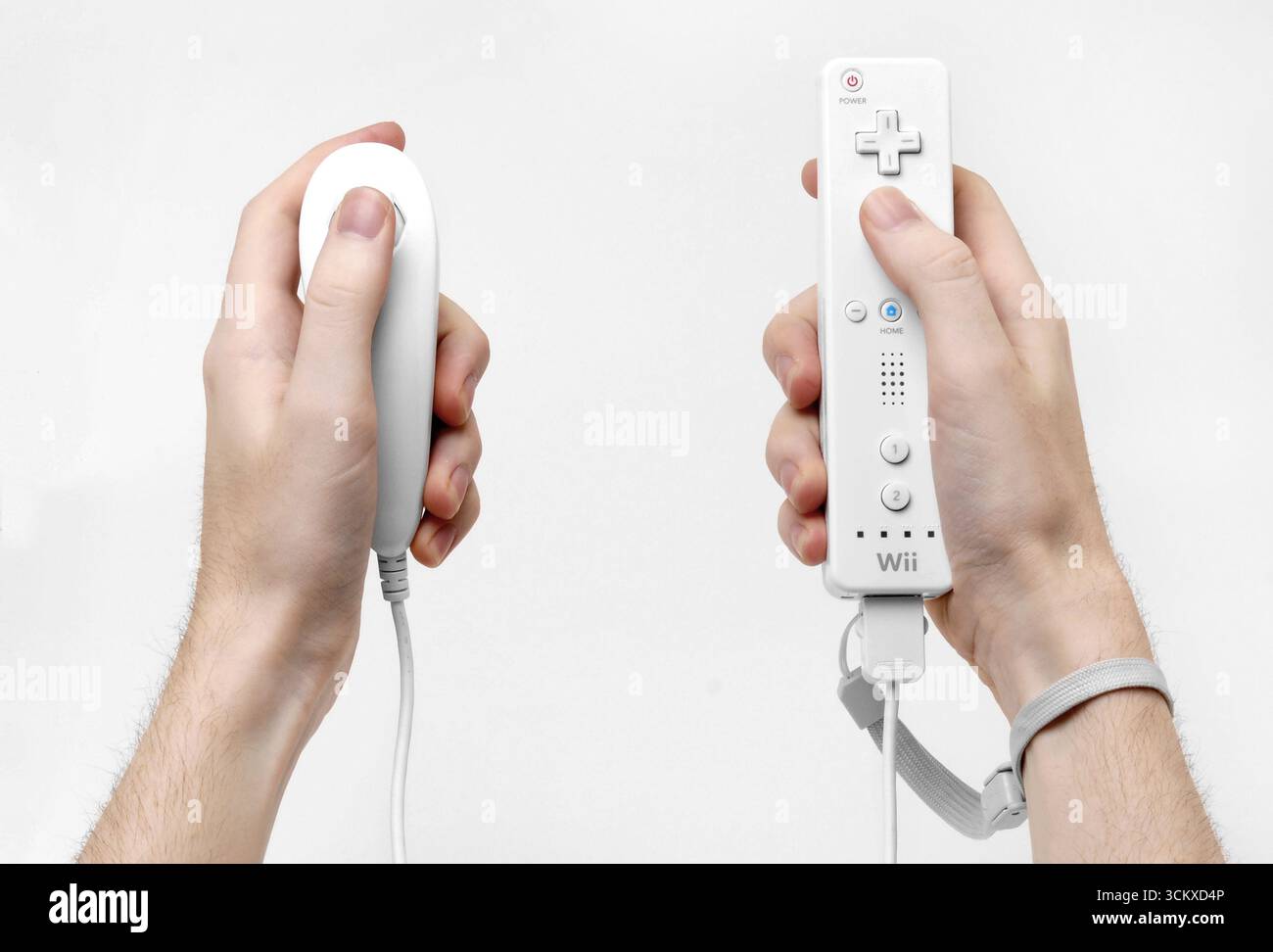2006 Wii-Fernbedienung, Nunchuck-Befestigung in den Händen, Handgelenkband angebracht. Stockfoto