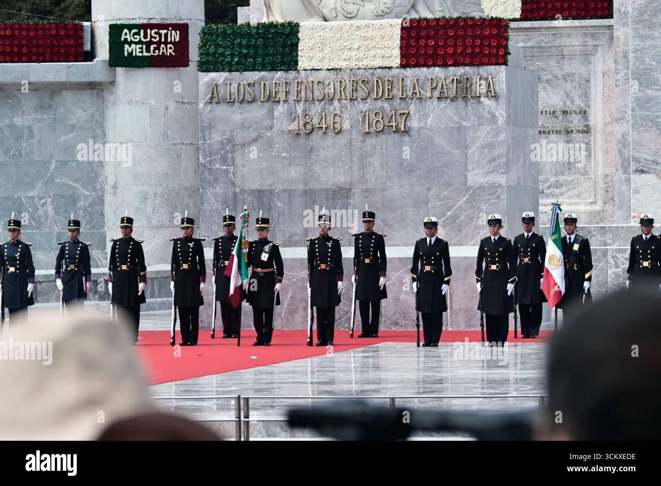 Mexiko, Cdmx, Mexiko. September 2025. Der 178. Jahrestag der Heldentat der Jungen Helden von Chapultepec wurde im Chapultepec Forest in Mexiko-Stadt begangen. Die Veranstaltung wurde von der mexikanischen Präsidentin Claudia Sheimbaum geleitet, die eine Ehrenwache ausübte und die Rolle der Kadetten nannte, die auf Chapultepec Castle gegen die US-Invasion kämpften. Die Kadetten, die in dieser Schlacht ihr Leben verloren, waren JUAN DE LA BARRERA, AGUSTIN MELGAR, FERNANDO MONTES DE OCA, FRANCISCO MARQUEZ, VICENTE SUAREZ UND JUAN ESCUTIA, letzterer war derjenige, der die mexikanische Flagge aufnahm und von Chapultepec sprang Stockfoto