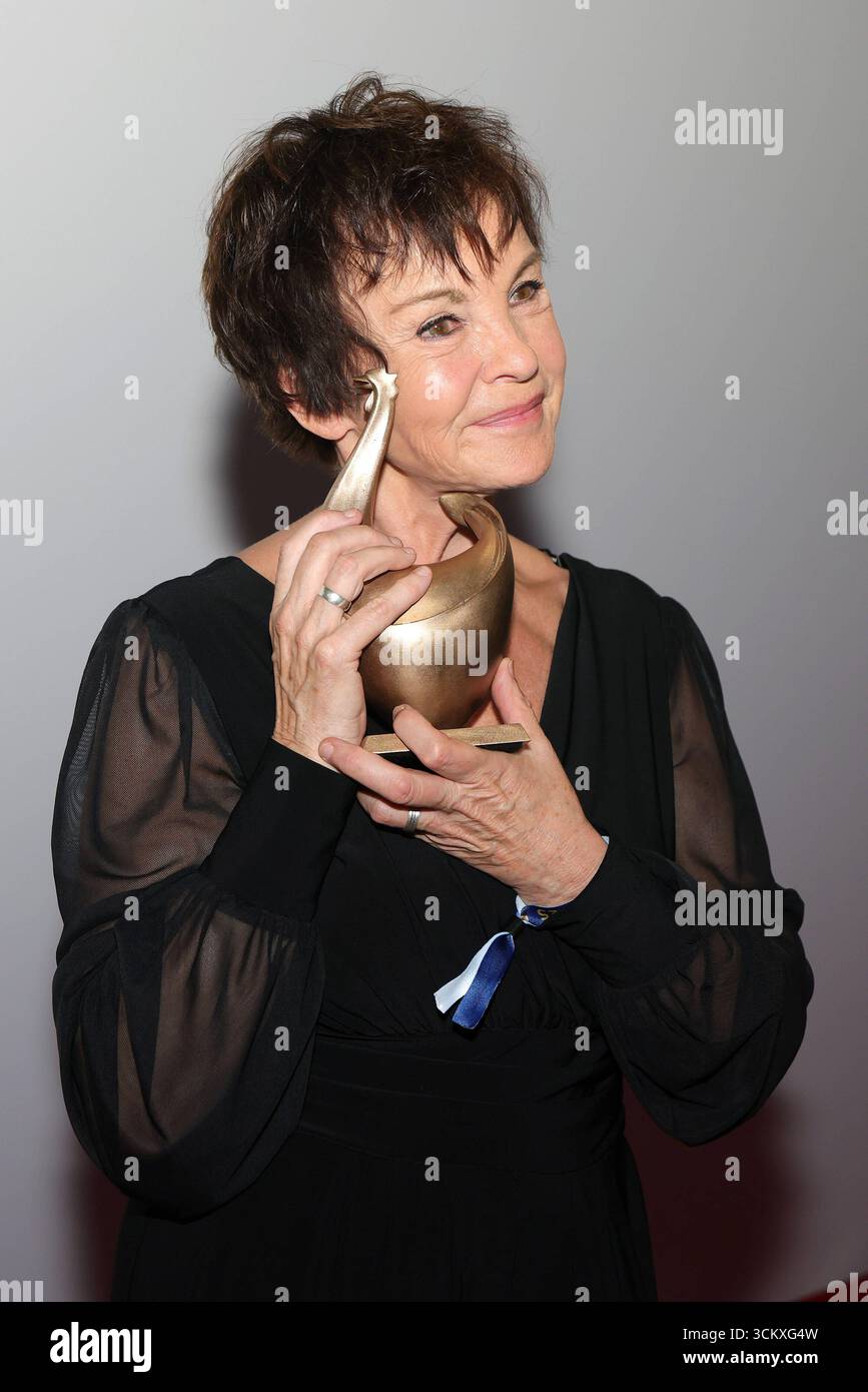 Verleihung der Goldenen Henne 2025 Katrin Sass deutsche Schauspielerin mit der goldenen Henne in der Hand. Sie wurden mit dem Ehrenpreis für ihr schauspielerisches Lebenswerk ausgezeichnet. Verleihung der Goldenen Henne 2025 Uhr 12.09.2025 in der Leipziger Messe, Halle 1. Leipzig, Sachsen, Deutschland. *** Präsentation der Goldenen Henne 2025 Katrin Sass deutsche Schauspielerin mit der Goldenen Henne in der Hand Sie erhielt den Ehrenpreis für ihre Lebensarbeit als Schauspielerin Präsentation der Goldenen Henne 2025 am 12 09 2025 auf der Leipziger Messe, Halle 1 Leipzig, Sachsen Stockfoto