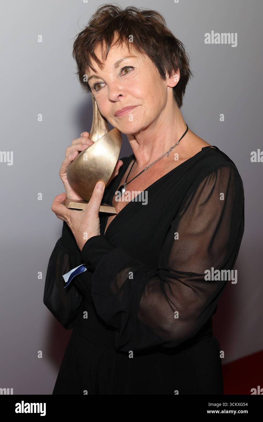 Verleihung der Goldenen Henne 2025 Katrin Sass deutsche Schauspielerin mit der goldenen Henne in der Hand. Sie wurden mit dem Ehrenpreis für ihr schauspielerisches Lebenswerk ausgezeichnet. Verleihung der Goldenen Henne 2025 Uhr 12.09.2025 in der Leipziger Messe, Halle 1. Leipzig, Sachsen, Deutschland. *** Präsentation der Goldenen Henne 2025 Katrin Sass deutsche Schauspielerin mit der Goldenen Henne in der Hand Sie erhielt den Ehrenpreis für ihre Lebensarbeit als Schauspielerin Präsentation der Goldenen Henne 2025 am 12 09 2025 auf der Leipziger Messe, Halle 1 Leipzig, Sachsen Stockfoto