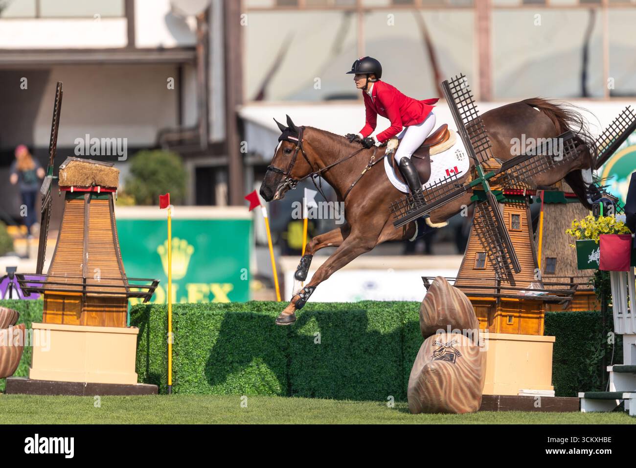 Tiffany Foster of Canada, Riding Electrique, tritt im September in der ersten Runde des BMO Nations Cups 2025 während der Spruce Meadows Masters an Stockfoto