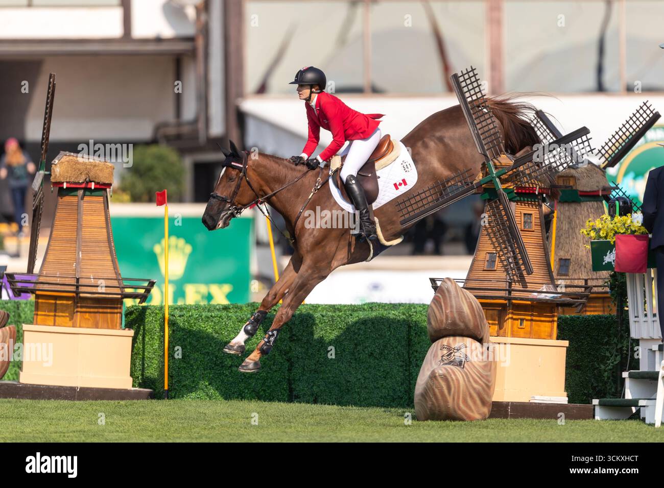 Tiffany Foster of Canada, Riding Electrique, tritt im September in der ersten Runde des BMO Nations Cups 2025 während der Spruce Meadows Masters an Stockfoto
