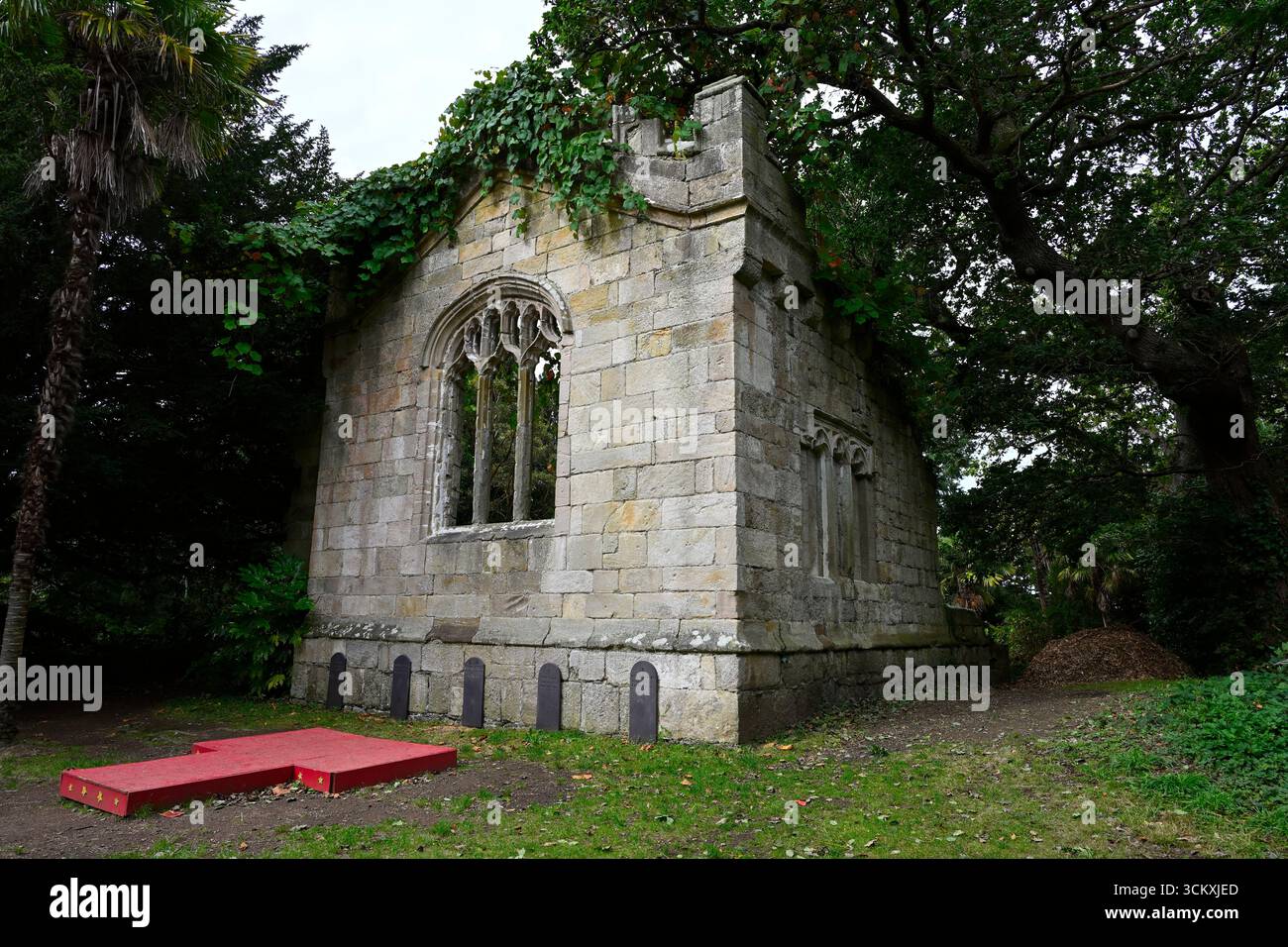 Ruine der Kapelle Torheit im Fantasy Modern walisischen Stein bekleidet Penrhyn Castle Wales September Stockfoto