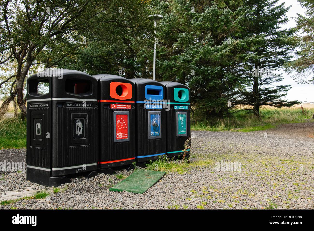 Recyclingbehälter, die im Freien in einem Naturpark in Island aufgestellt werden Stockfoto
