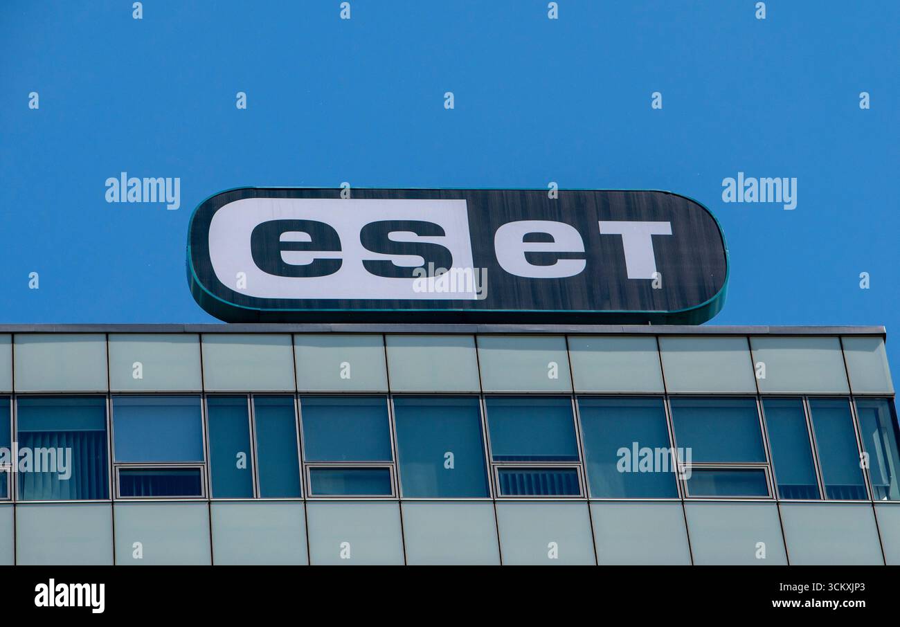 Bratislava, Slowakei - 10. Mai 2025: ESET-Schild am Gebäude. ESET ist ein Softwareunternehmen, das sich auf Cybersicherheit spezialisiert hat. Stockfoto
